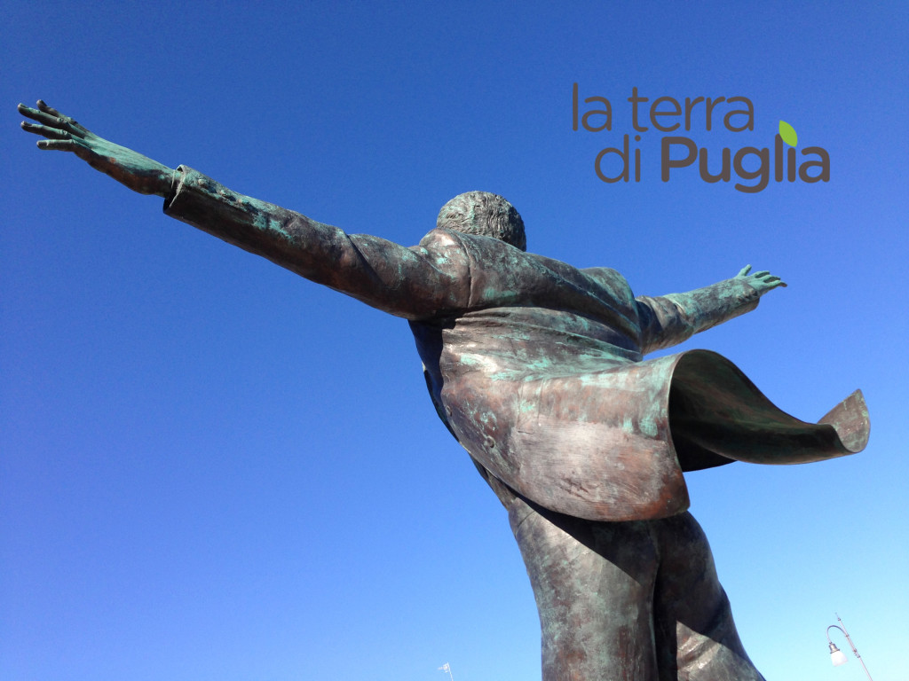 Polignano a mare, Statua di Domenico Modugno