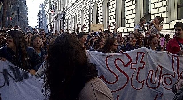 Gli studenti pugliesi manifestano in undici piazze